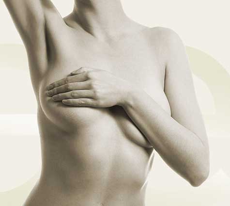 Frau verdeckt ihre Brust, symbolisiert Brustvergrößerung in Tübingen