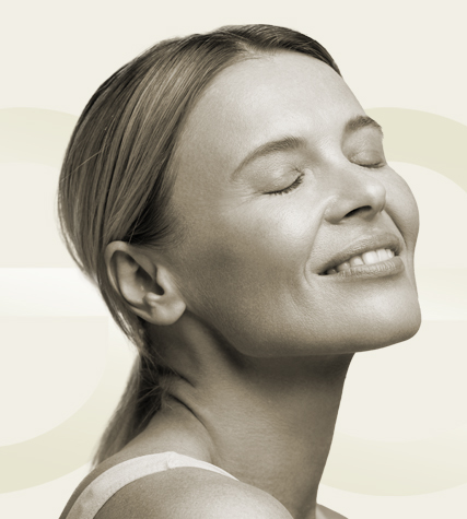 Lächelnde Frau – Sculptra-Behandlung in Tübingen