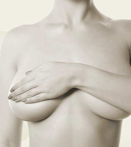 Weibliche Brust, von Händen verdeckt, symbolisiert Brustverkleinerung in Tübingen