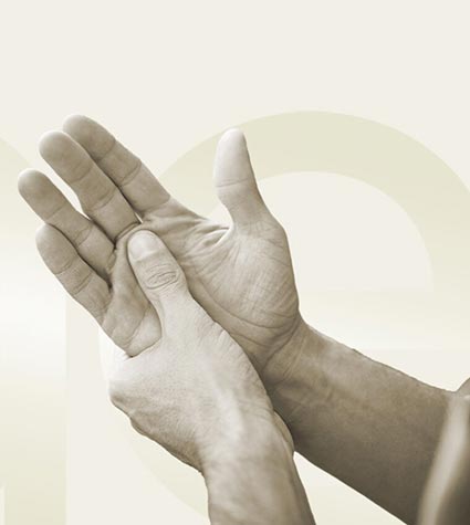 Männliche Hände symbolisieren die Behandlung der Dupuytren-Kontraktur in Tübingen