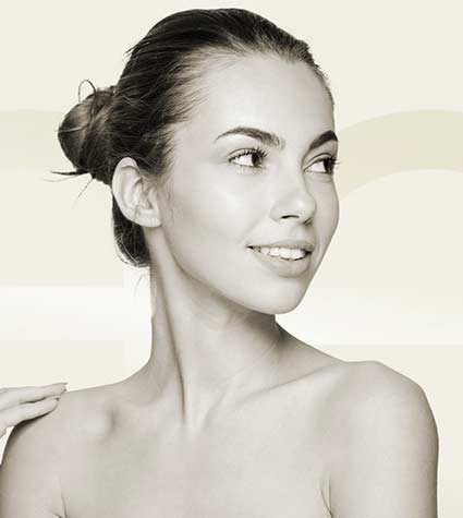 Frau blickt lächelnd zur Seite – Facelift in Tübingen