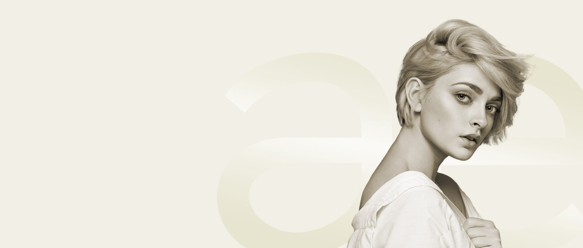 Frau mit kurzem blonden Haar, symbolisiert Hairline Lowering in Tübingen