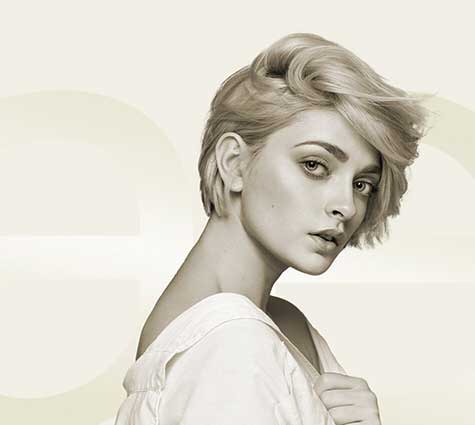 Junge Frau mit kurzen, blonden Haaren symbolisiert Hairline Lowering in Tübingen