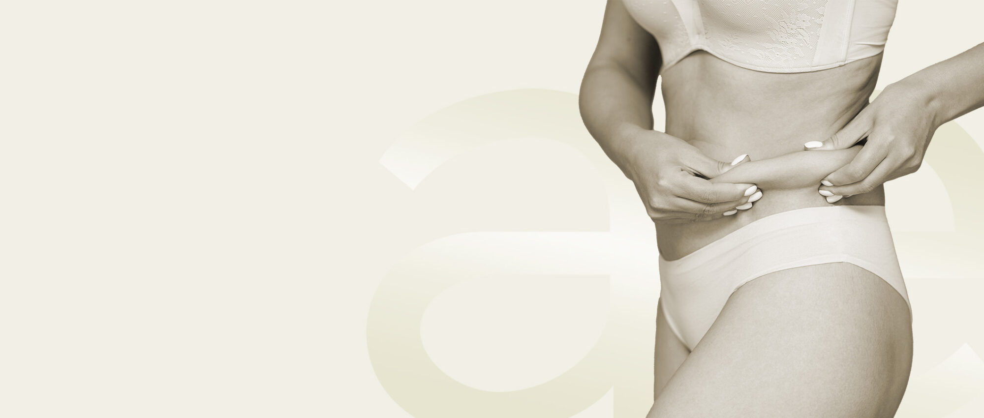 Frau mit leicht erschlaffter Haut am Bauch, symbolisiert Hautstraffung in Tübingen