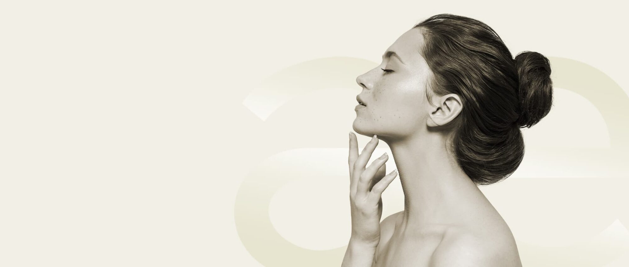 Junge Frau im Seitenprofil fasst sich ans Kinn – Jawline-Behandlung in Tübingen