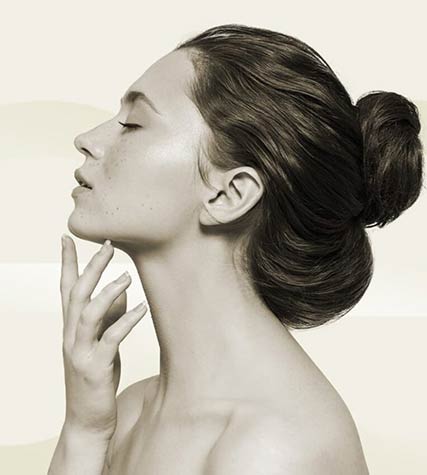 Junge Frau mit Fokus auf die Jawline