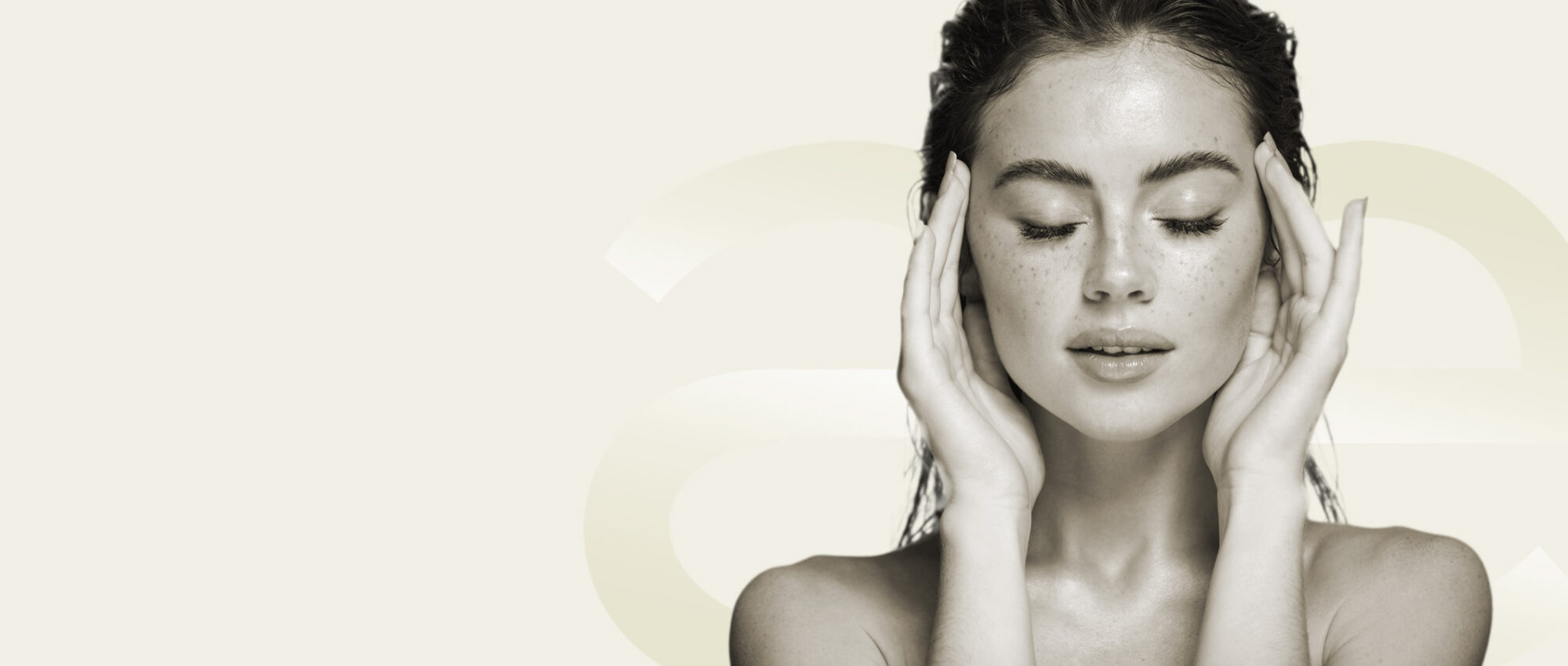 Junge Frau mit geschlossenen Augen umfasst ihr Gesicht mit den Händen, symbolisiert Lidstraffung in Tübingen