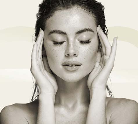 Frau mit geschlossenen Augen symbolisiert Lidstraffung in Tübingen