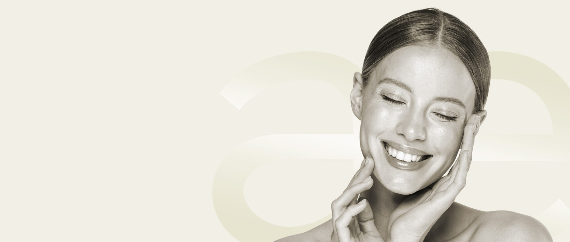 Lächelnde Frau berührt ihr Gesicht mit den Fingerspitzen, symbolisiert Lipofilling in Tübingen