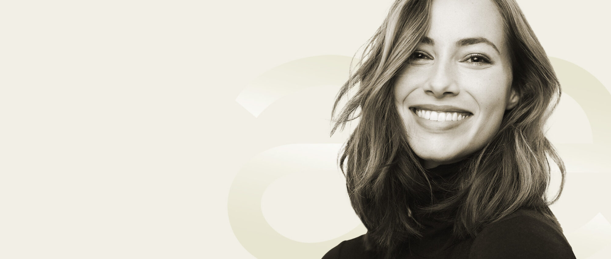 Junge Frau lächelt, symbolisiert Liquid Lift in Tübingen