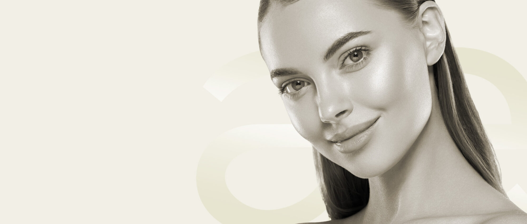 Lächelnde Frau mit hinter das Ohr gestecktem Haar, symbolisiert Ohrenkorrektur in Tübingen