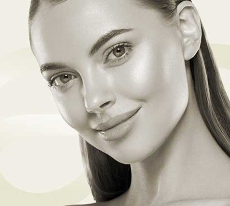 Junge Frau mit hinter die Ohren gestecktem Haar symbolisiert Ohrenkorrektur in Tübingen