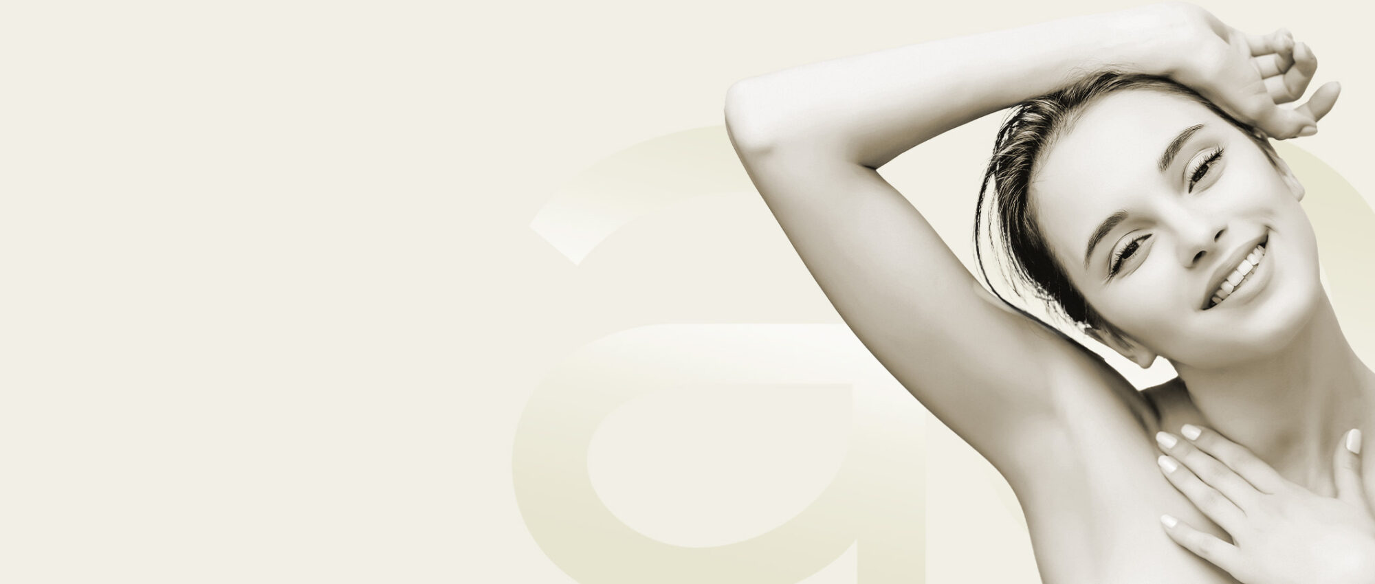 Frau hebt ihren Arm über den Kopf, symbolisiert Schweißdrüsenabsaugung in Tübingen