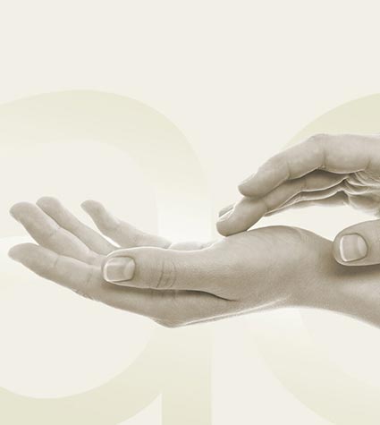 weibliche Hände symbolisieren Behandlung einer Sehnenscheidenverengung in Tübingen