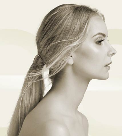 Junge Frau symbolisiert Vampir Lifting in Tübingen