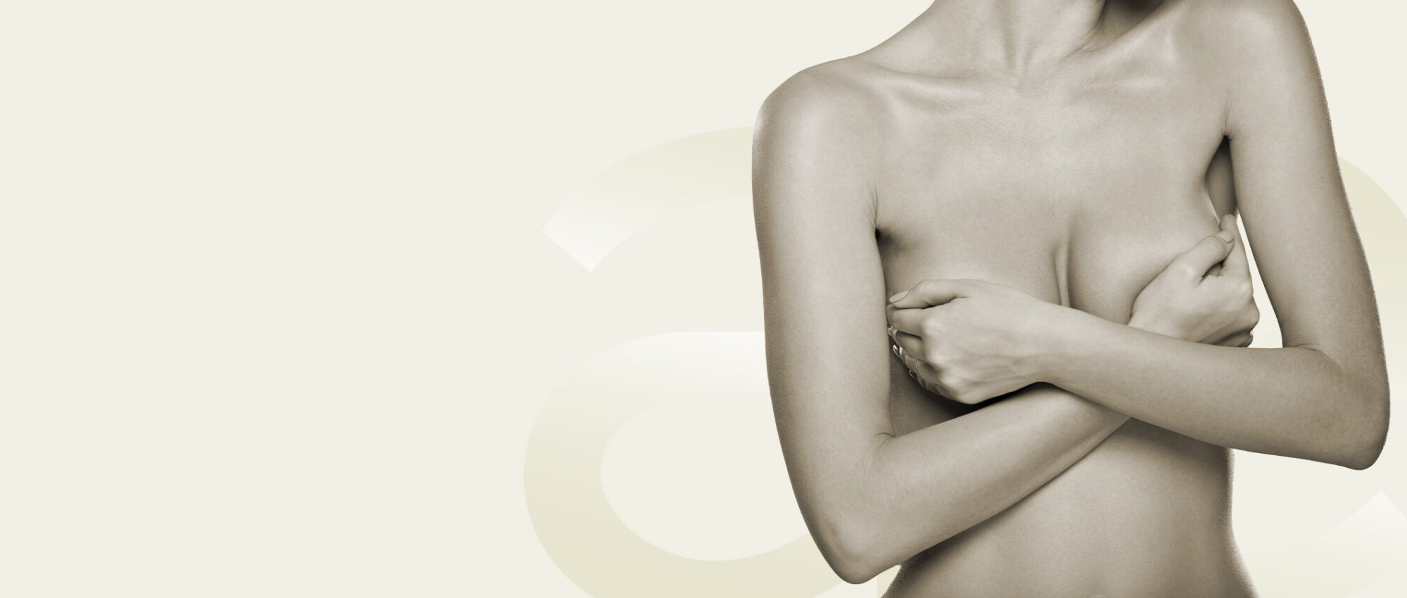 Frau verdeckt ihre Brüste mit den Händen, symbolisiert Brustvergrößerung mit Eigenfett in Tübingen