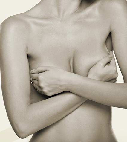 Weibliche Brust, von Händen verdeckt, symbolisiert Brustvergrößerung mit Eigenfett