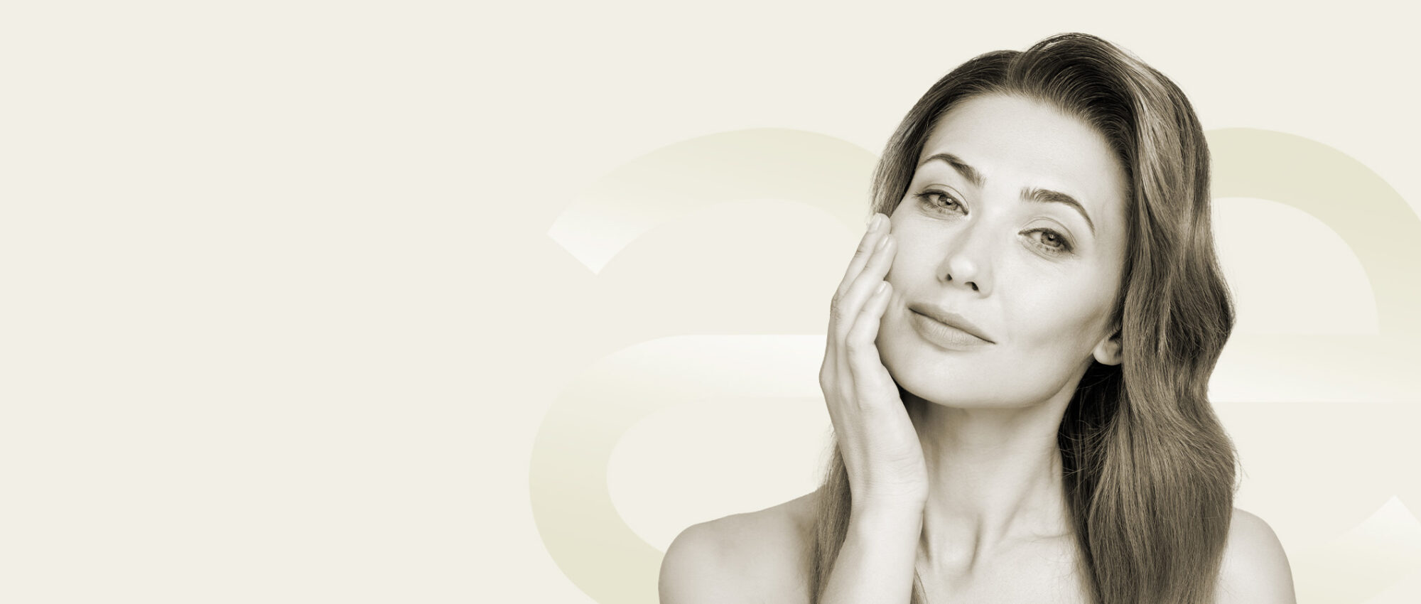 Junge Frau berührt ihre Wange, symbolisiert Microneedling in Tübingen