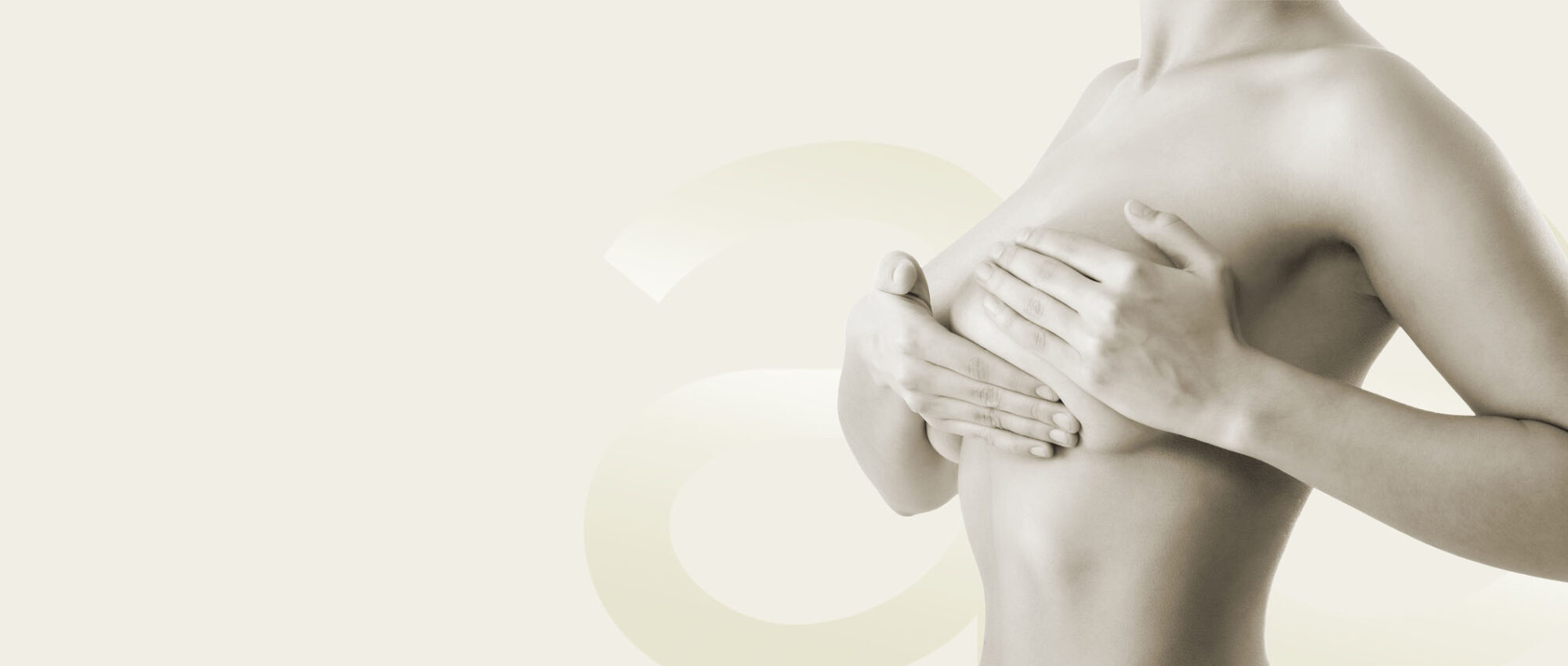 Frau verdeckt ihre Brust mit den Händen – kombinierte Brustvergrößerung und Bruststraffung