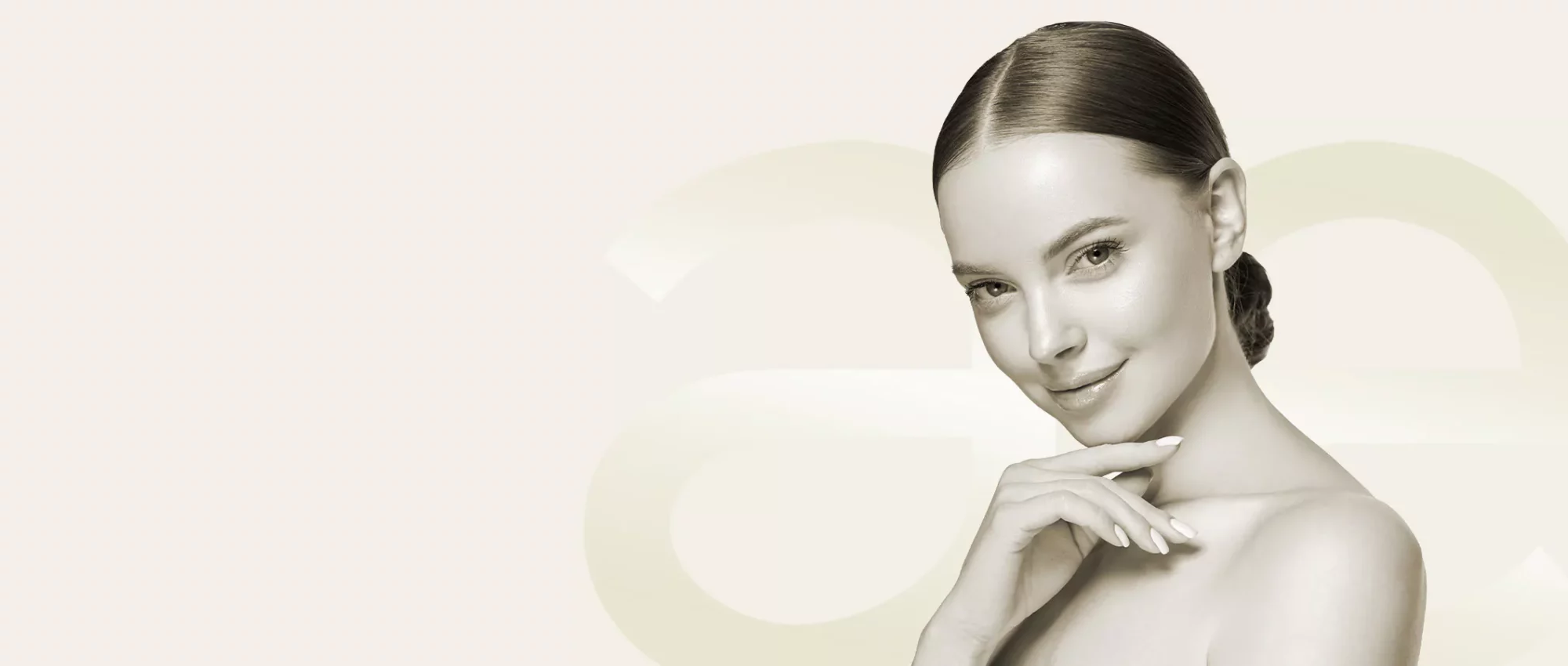 Junge Frau ohne Falten lächelt – Faltenunterspritzung in Tübingen