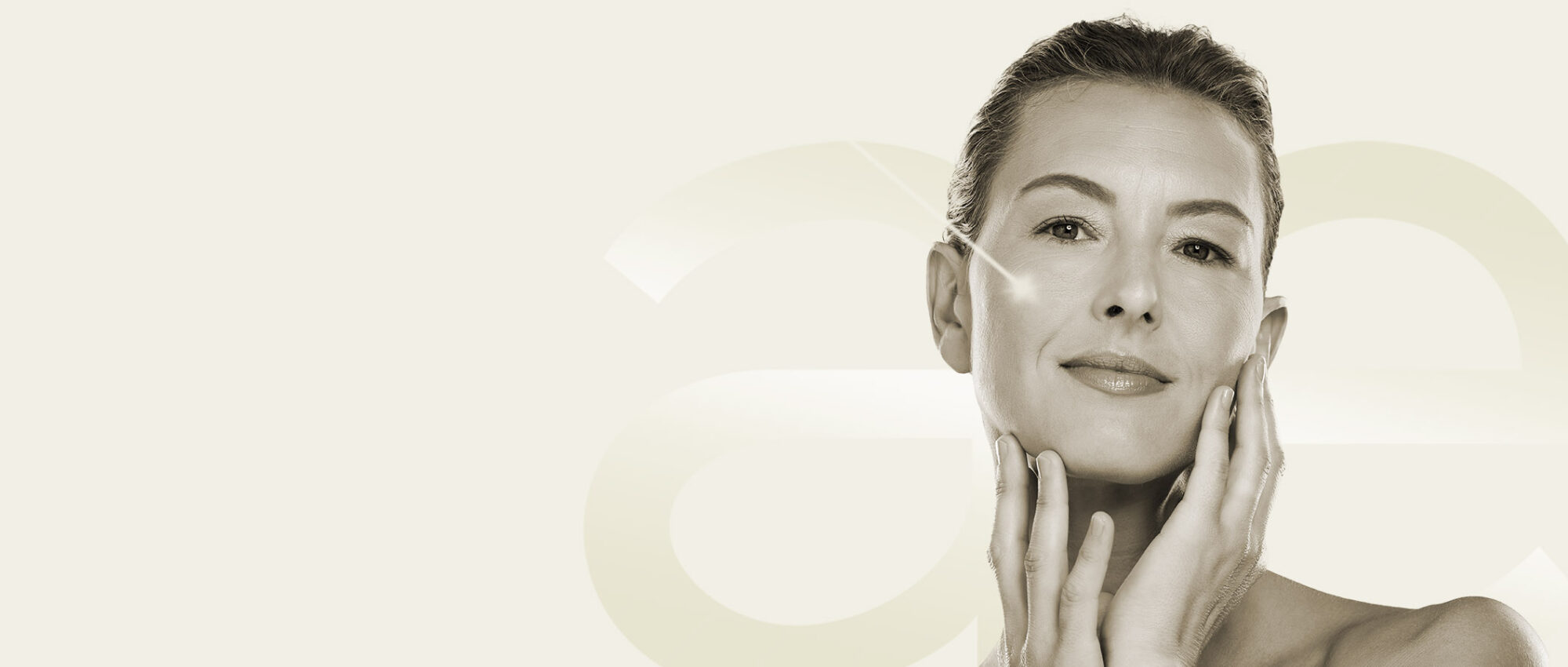 Frau erhält CO2-Laser-Behandlung im Aestheticum Tübingen