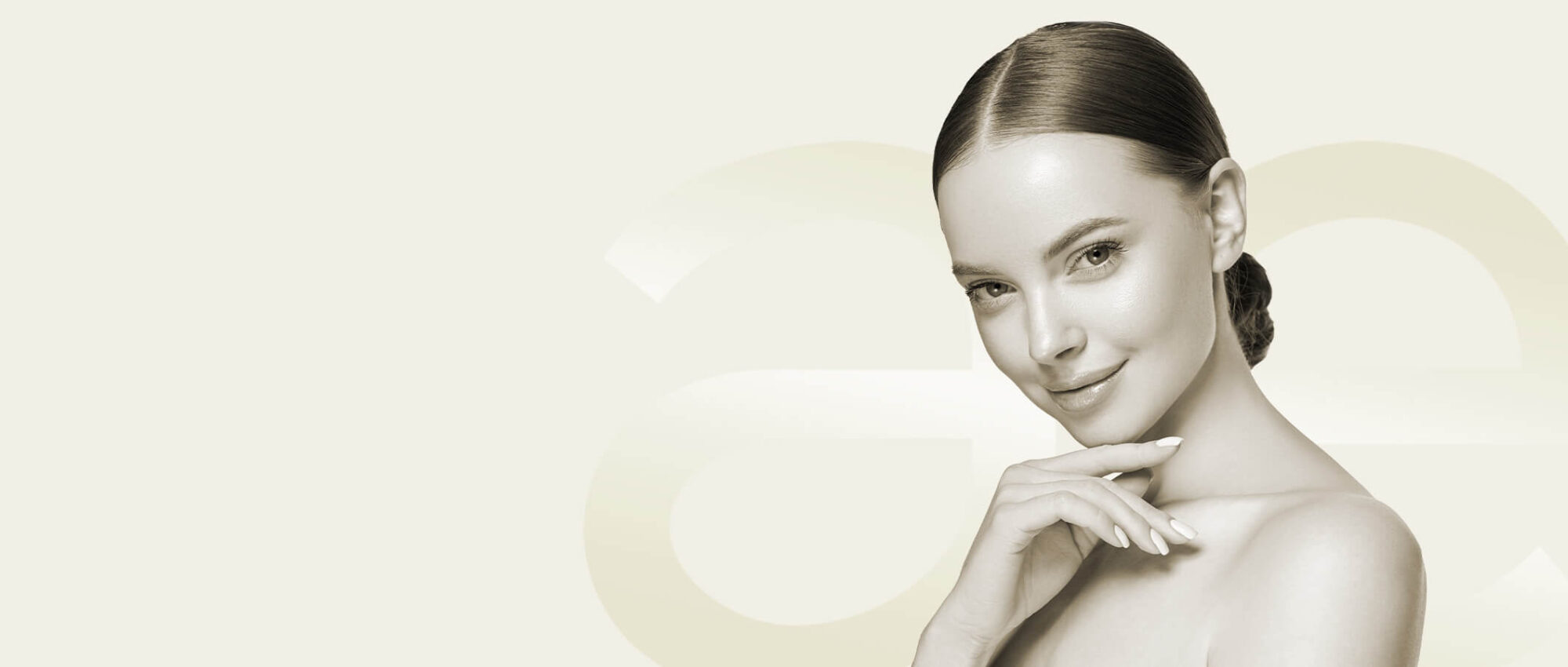 Junge Frau mit faltenfreier Haut symbolisiert Botox-Behandlung in Tübingen