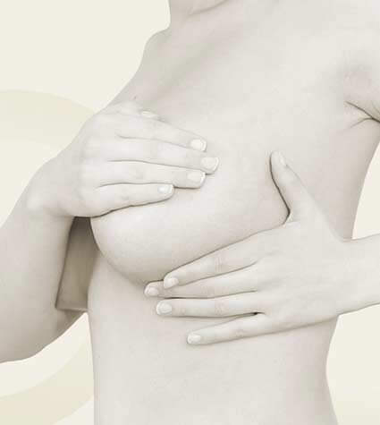 Frau stützt ihre Brust mit den Händen – symbolisiert Bruststraffung in Tübingen