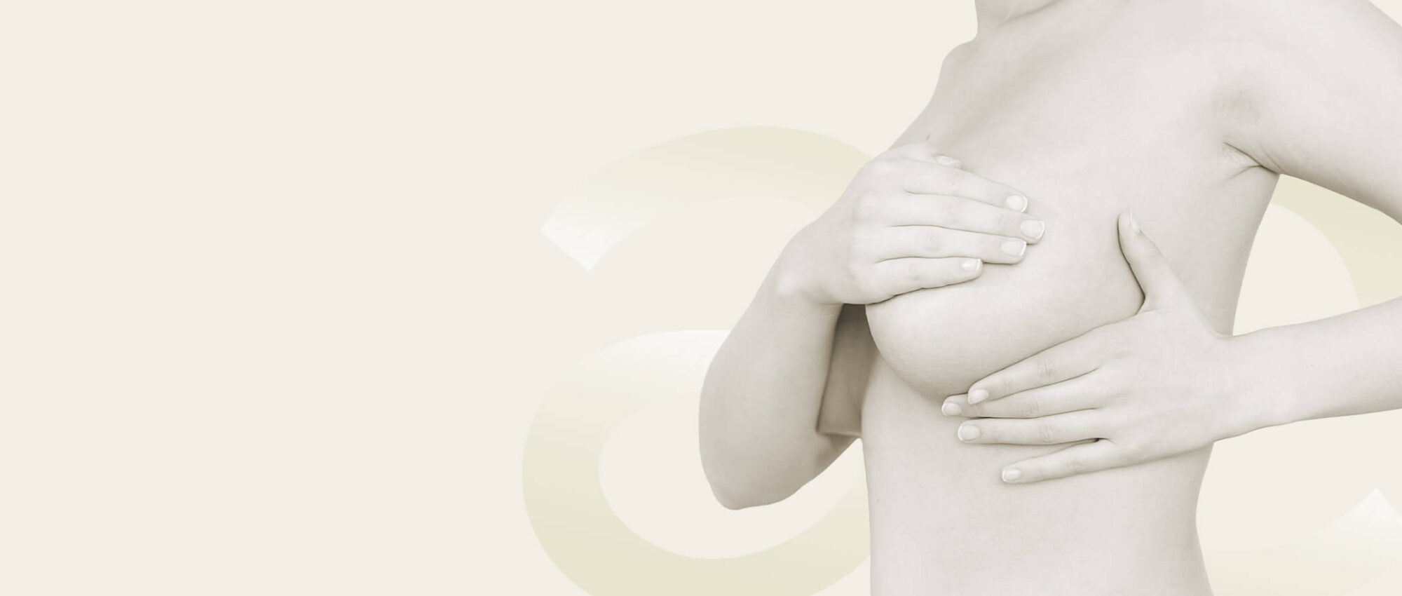 Frau stützt ihre Brust mit den Händen – symbolisiert Bruststraffung in Tübingen