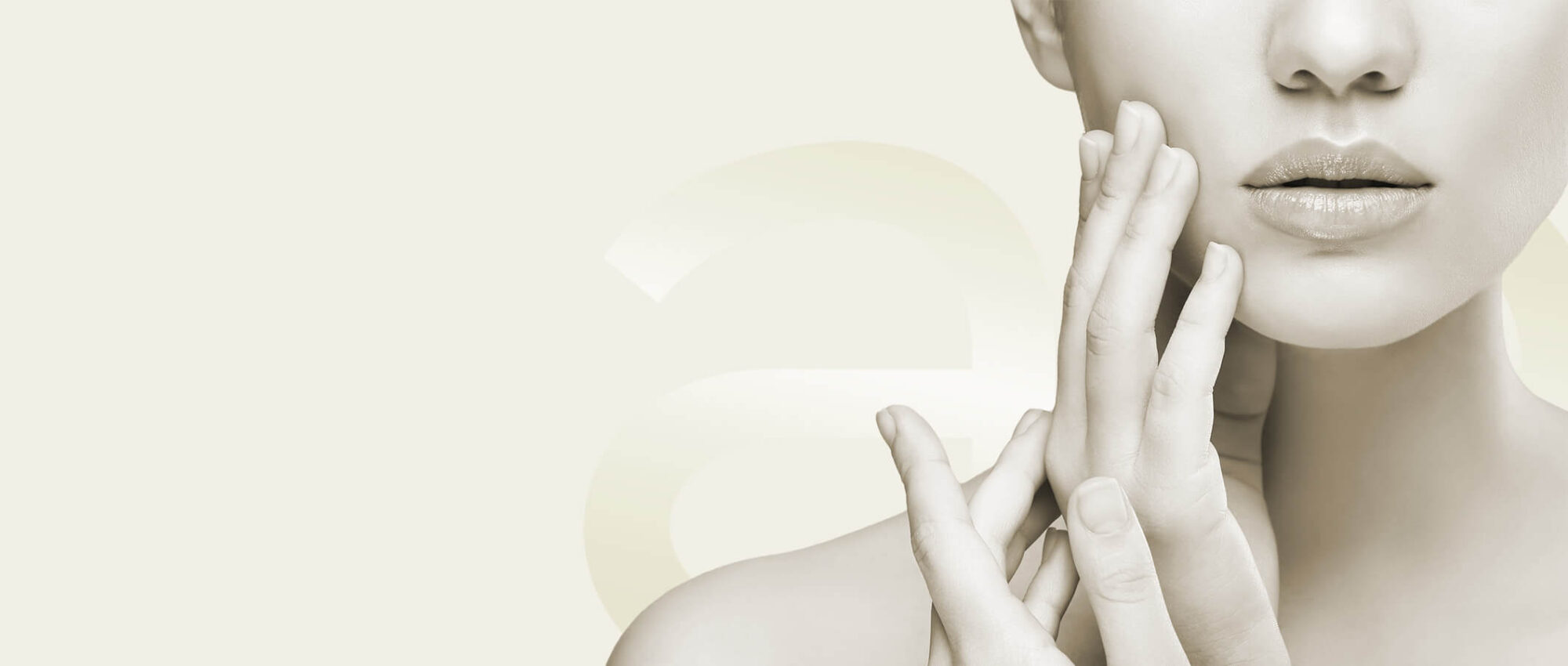 Gesicht einer jungen Frau mit Fokus auf die Lippen, symbolisiert Lippen unterspritzen in Tübingen