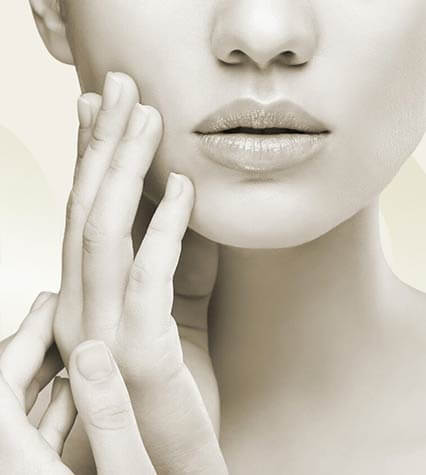 Gesicht einer jungen Frau mit Fokus auf die Lippen, symbolisiert Lippen unterspritzen in Tübingen